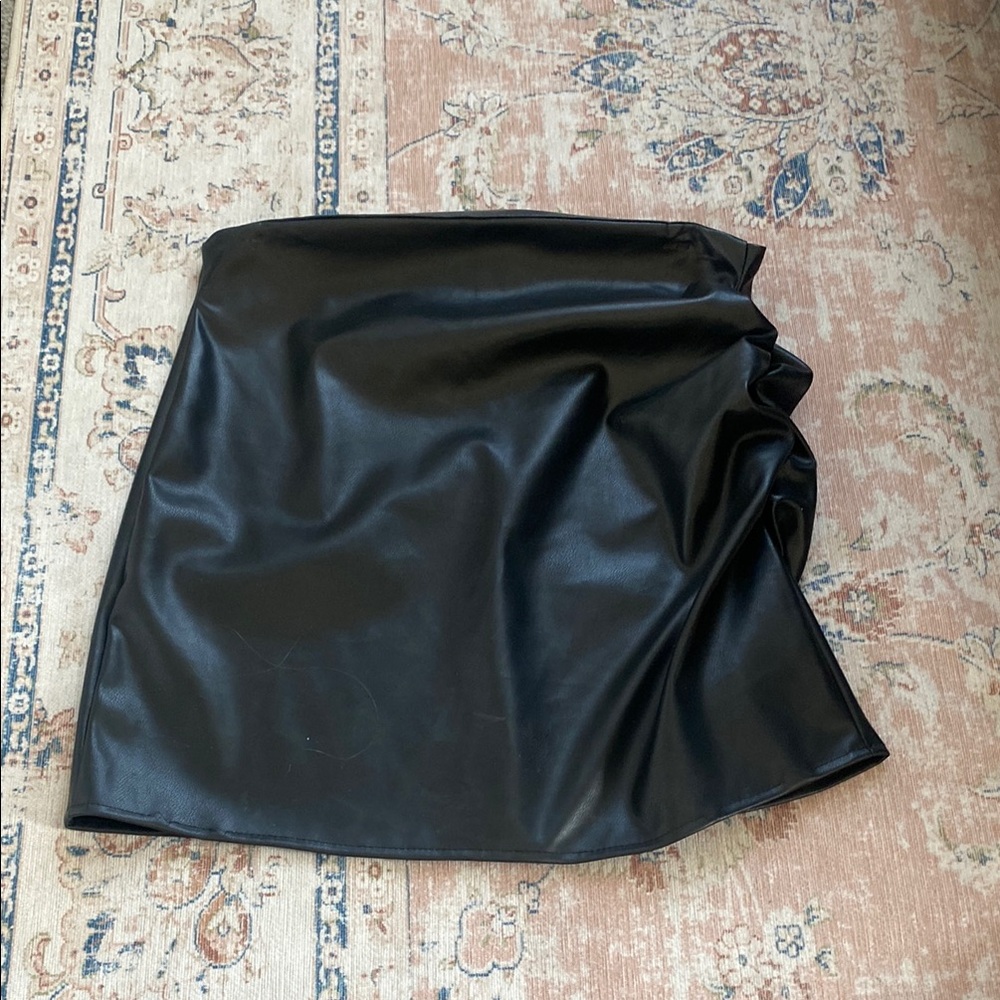 Boutique black skirt with side rouching